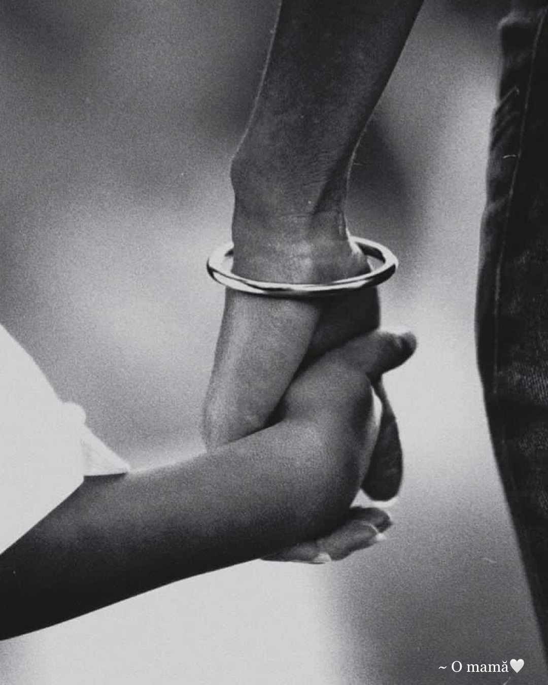 Nu-ți face griji că nu te ascultă copilul, preocupă-te că te privește mereu.